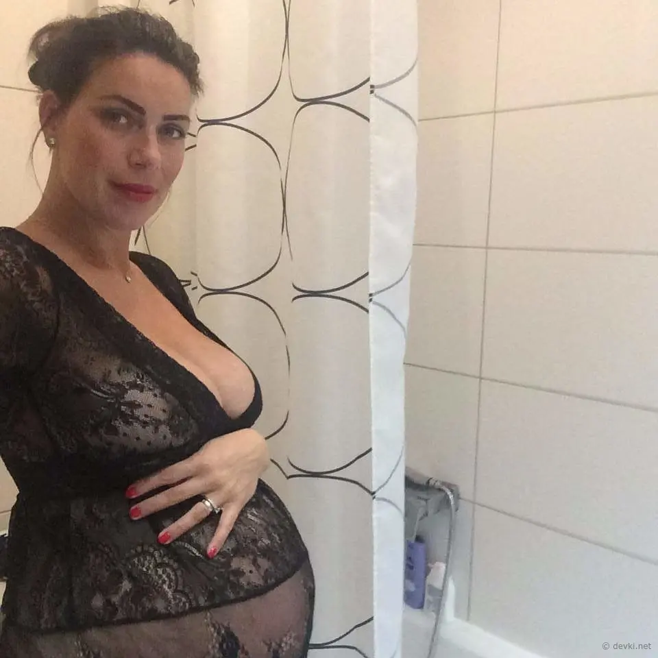 Hot Pregnant Wife with Huge Tits: Amateur Photo