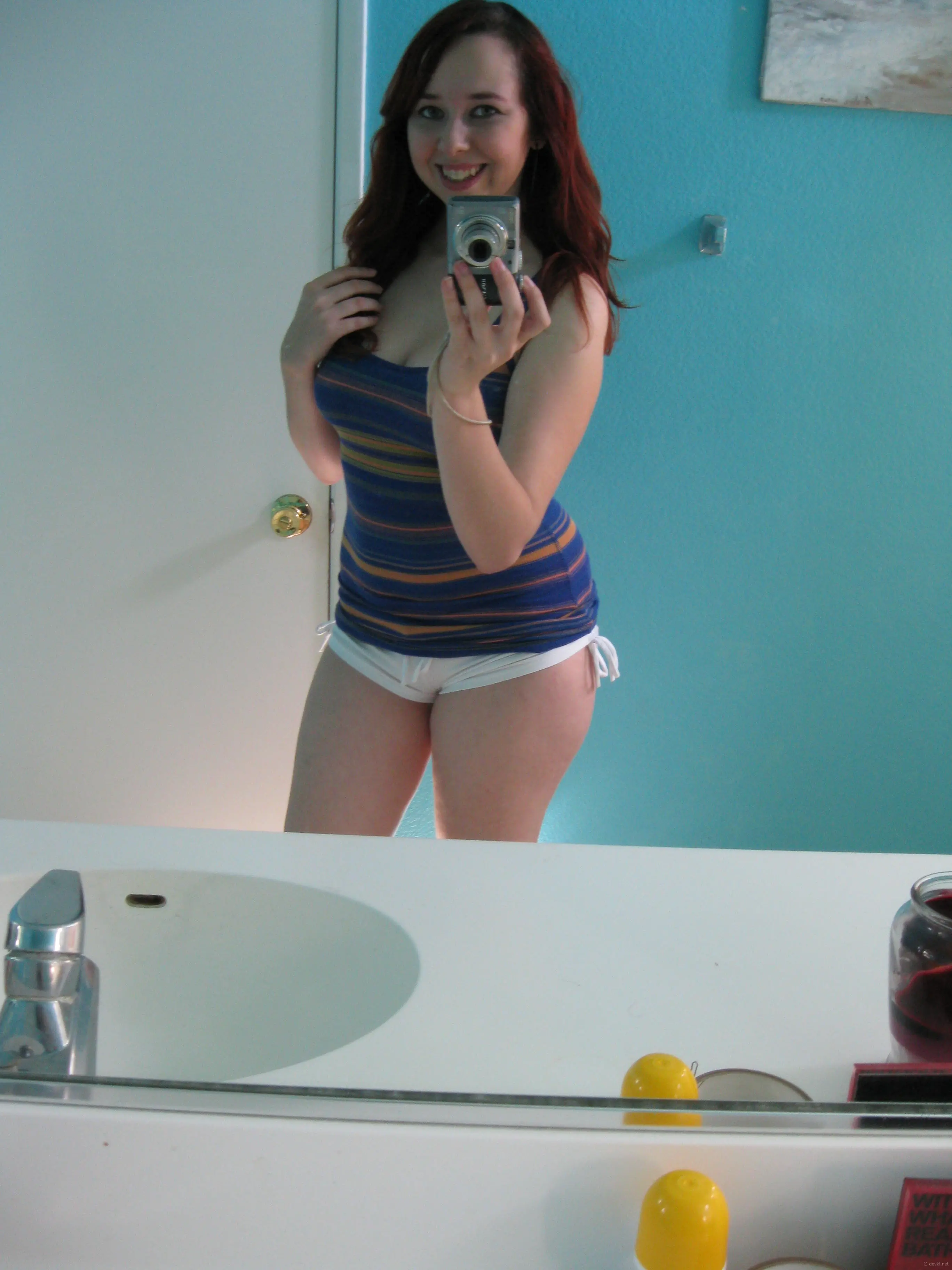 Big Natural Boobs, Curvy Brunette Takes Explicit Selfie