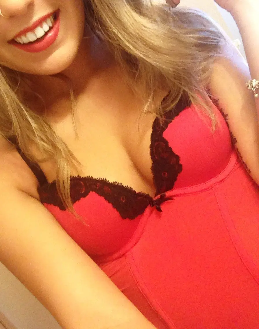 Seductive Erotica: Stunning Blonde with Sexy Body in Amateur Photos