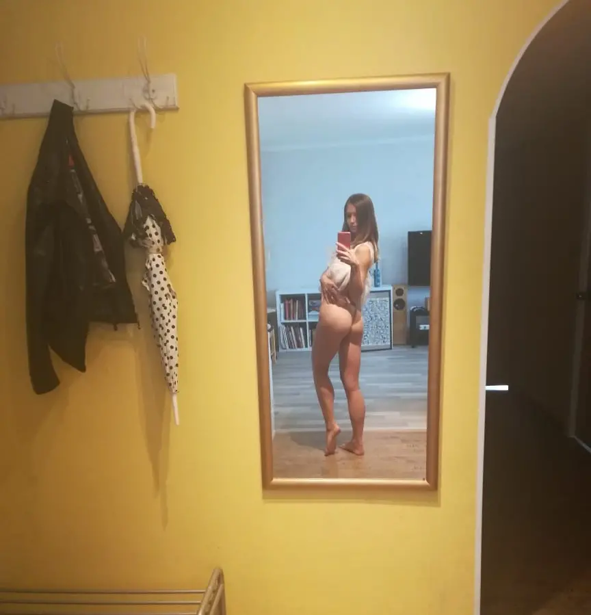 Sexy Chick's Explicit Selfie for Her Man: Hot Amateur Photo