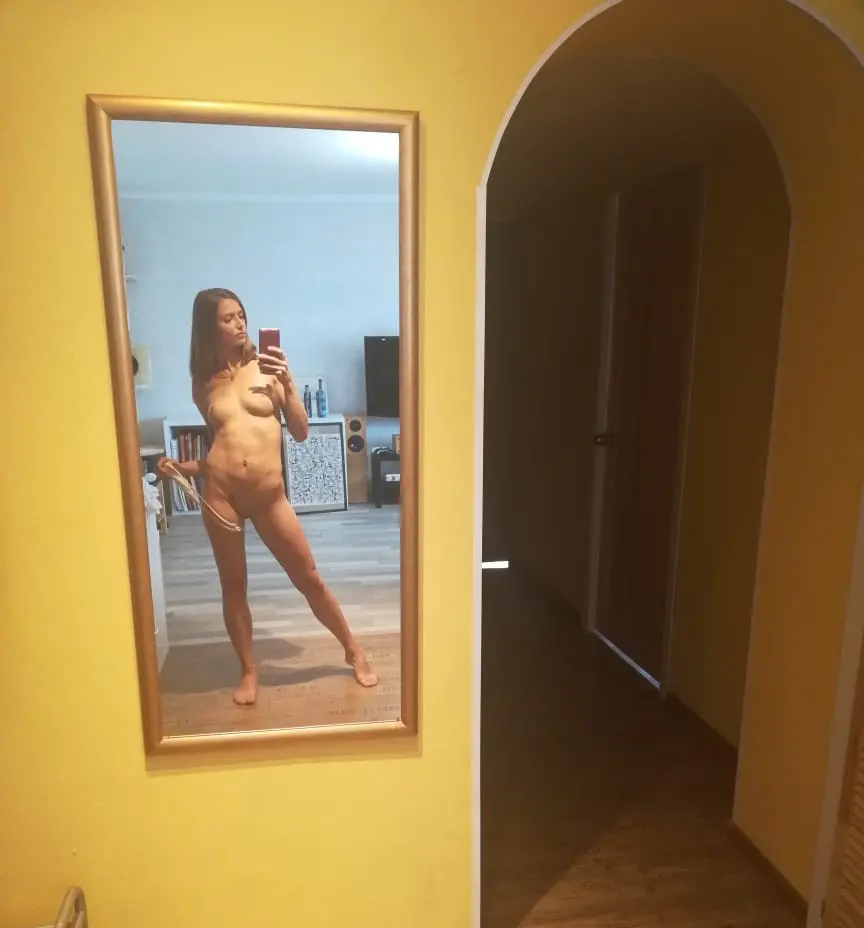 Sexy Chick's Explicit Selfie for Her Man: Hot Amateur Photo