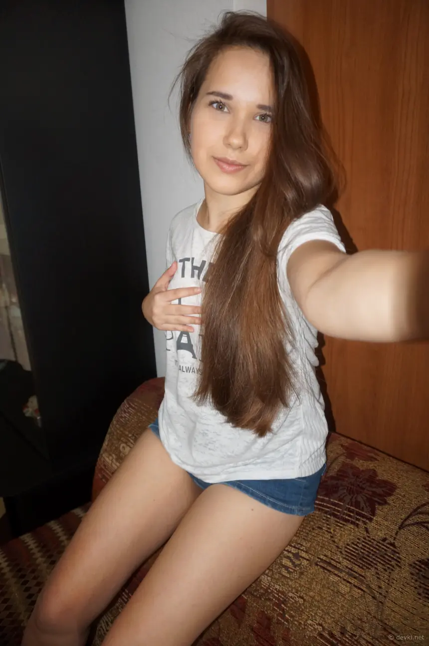 Long-Haired Teen Loves Posing Nude - Explicit Amateur Photos