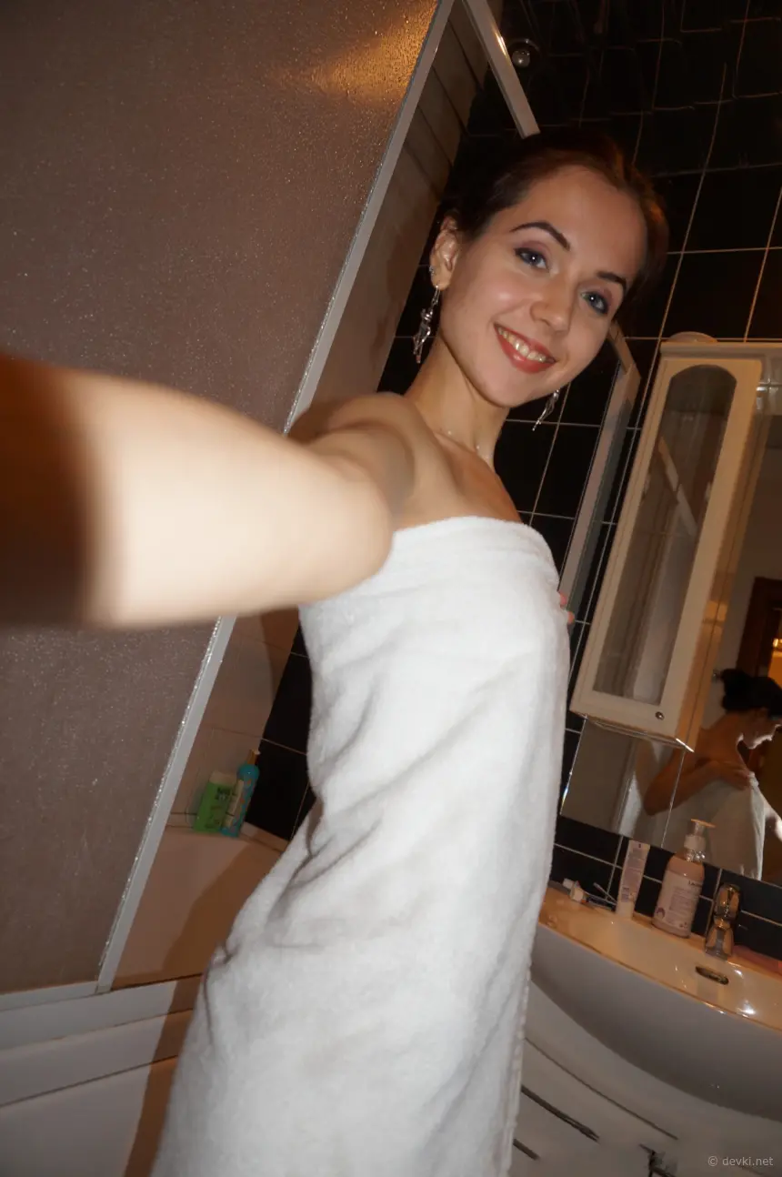 Sexy Brunette Loves Posing Nude: Amateur Explicit Photos