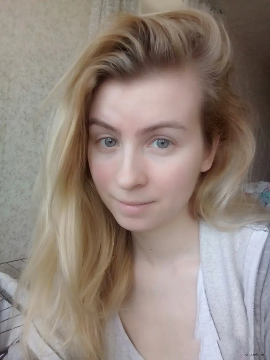 Explicit Selfie: Busty Girl Flashes Boobs and Ass in Amateur Photo