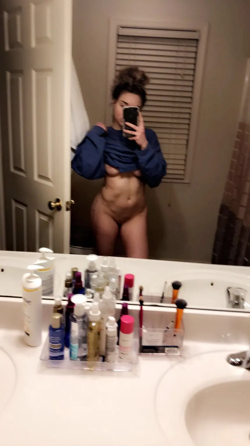 Amateur Selfie of Curvy Girl with Big Booty - Explicit Photo!