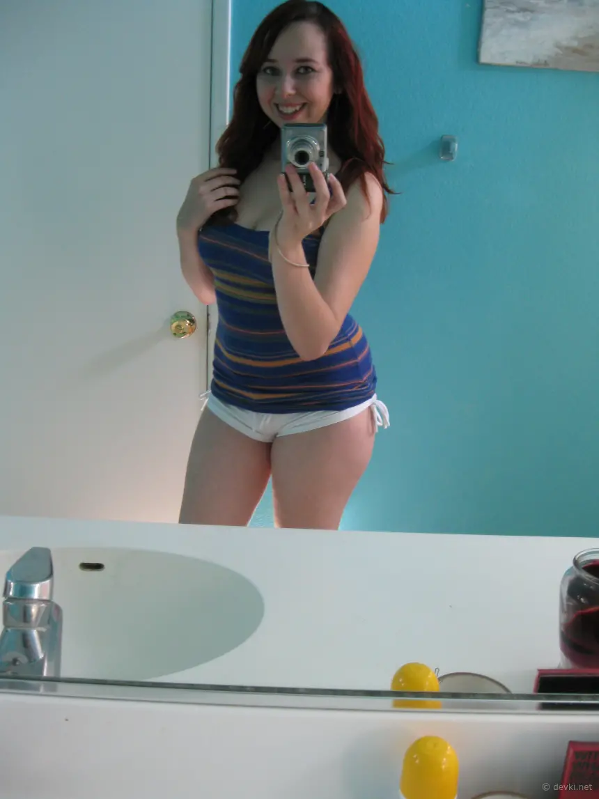 Big Natural Boobs, Curvy Brunette Takes Explicit Selfie
