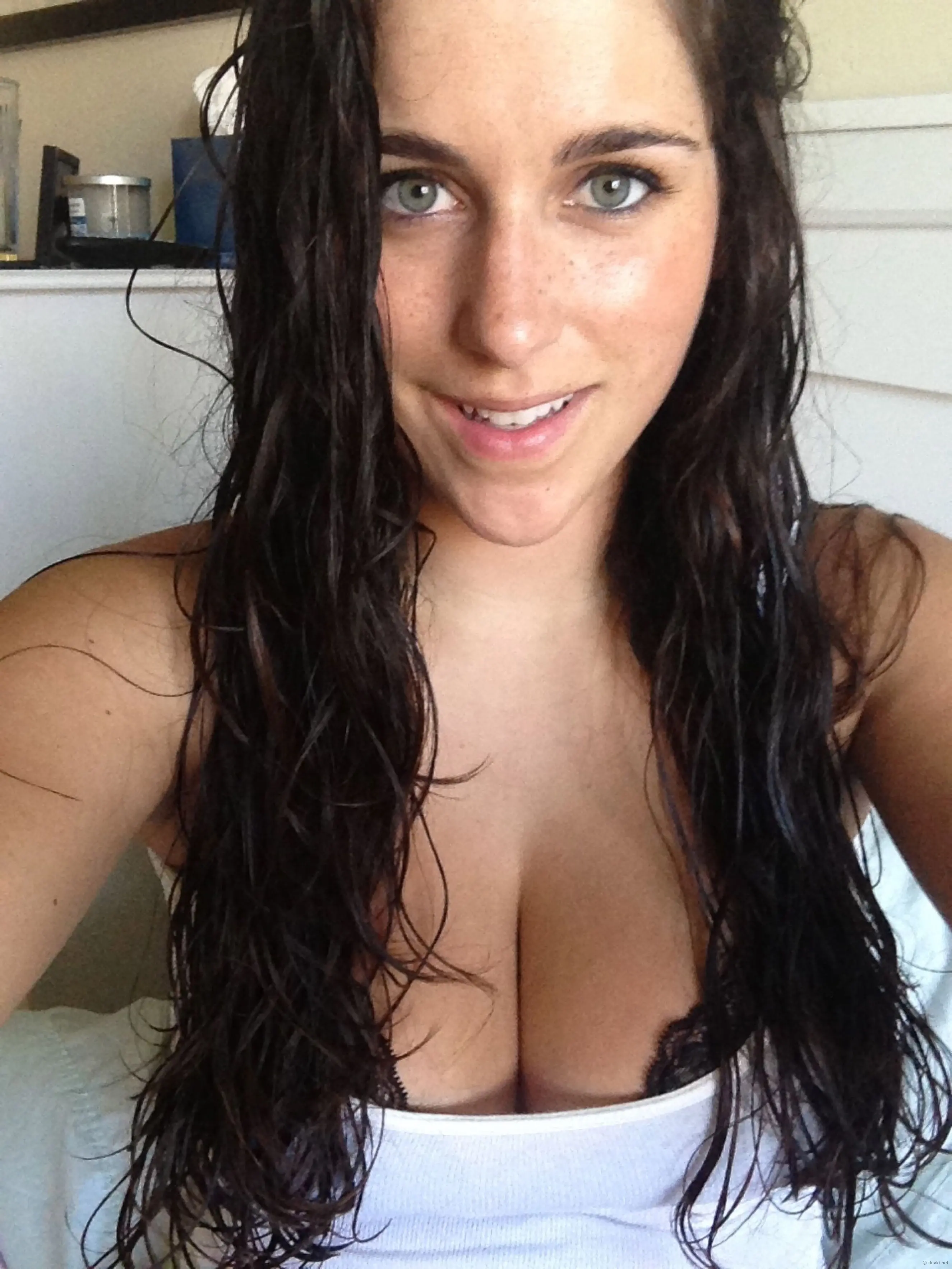 Curvy Beauty with Big Tits: Amateur Photo Exposing Busty Babe