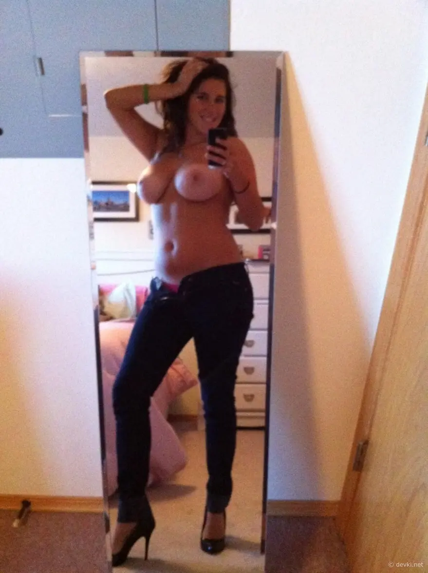 Curvy Beauty with Big Tits: Amateur Photo Exposing Busty Babe