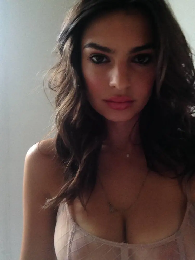 Seductive Amateur Girl Poses Naked with Beautiful Busty Breasts