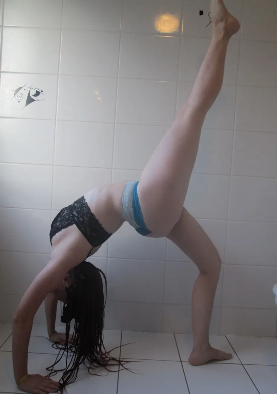 Sexy Nude Yoga Babe Poses Amateurly - Explicit Amateur Photo