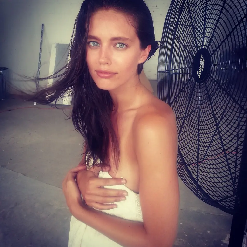 Naked Cutie with Firm Boobs: Explicit Amateur Photo