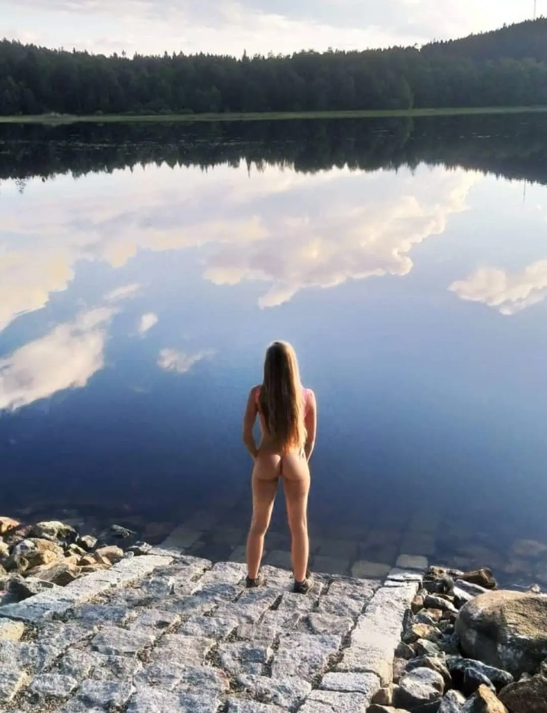 Explicit: Naked long-legged girl takes selfie - Amateur nude photo