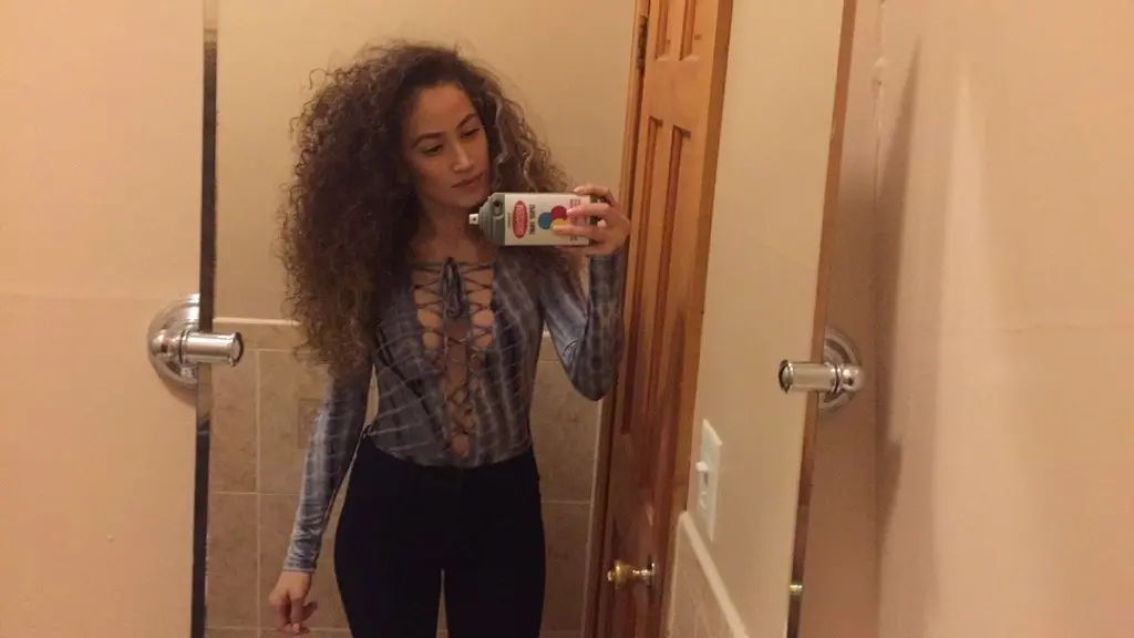 Curly-haired amateur shows off her breasts in selfie