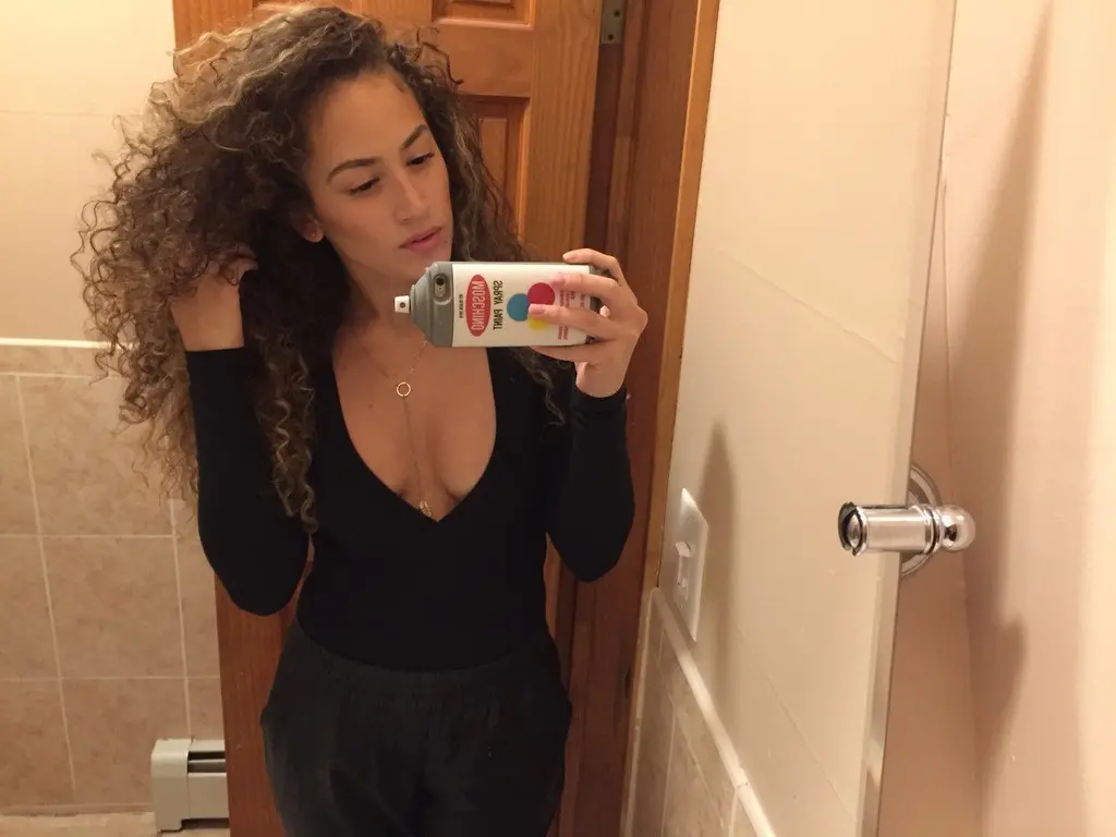 Curly-haired amateur shows off her breasts in selfie