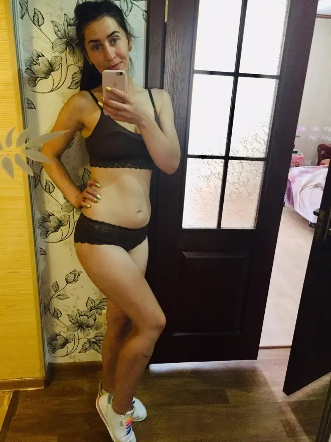 Amateur Slut Shows Pussy in Explicit Photoshoot