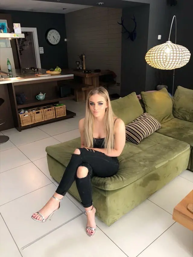 Sexy Young Babe Poses Nude Showing Off Long Legs - Amateur Photo