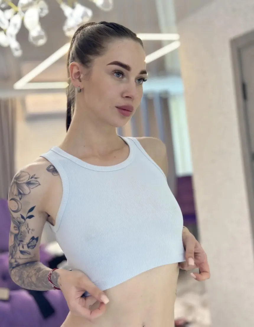 Amateur Teen Girl Shows Off Her Pussy - Explicit Russian Photo