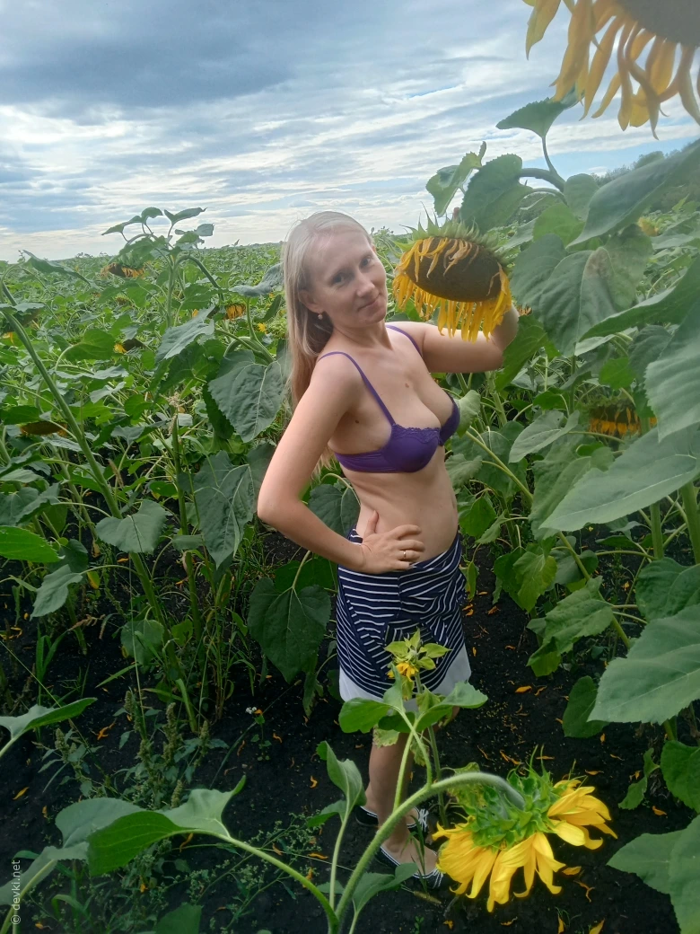Amateur Babe Poses Topless in Sunflower Field - Explicit Busty Photoshoot