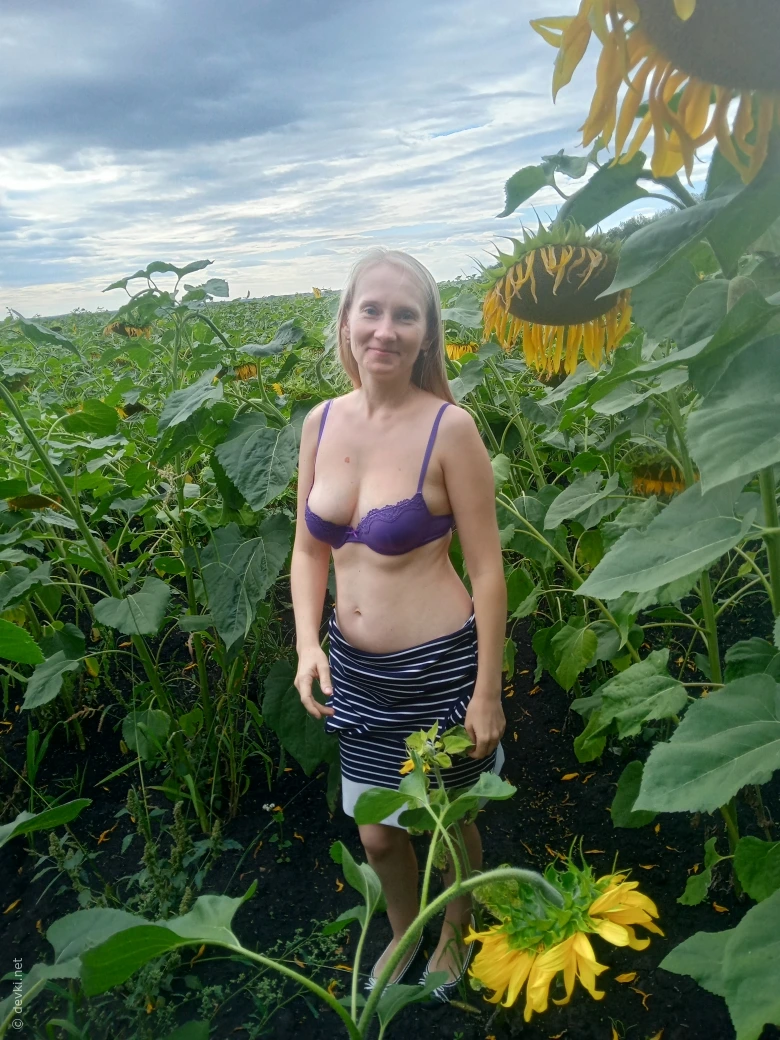 Amateur Babe Poses Topless in Sunflower Field - Explicit Busty Photoshoot