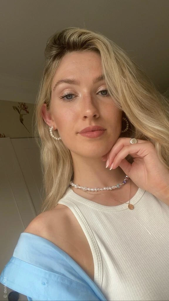 Blonde Girl Flaunts Sexual Charms and Body in Amateur Photo