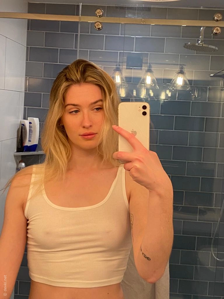 Blonde Girl Flaunts Sexual Charms and Body in Amateur Photo