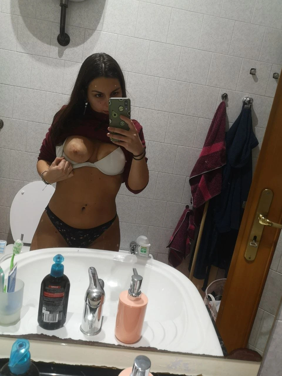 Explicit Nude Photos: My Girlfriend Sends Me Amateur Naked Pics
