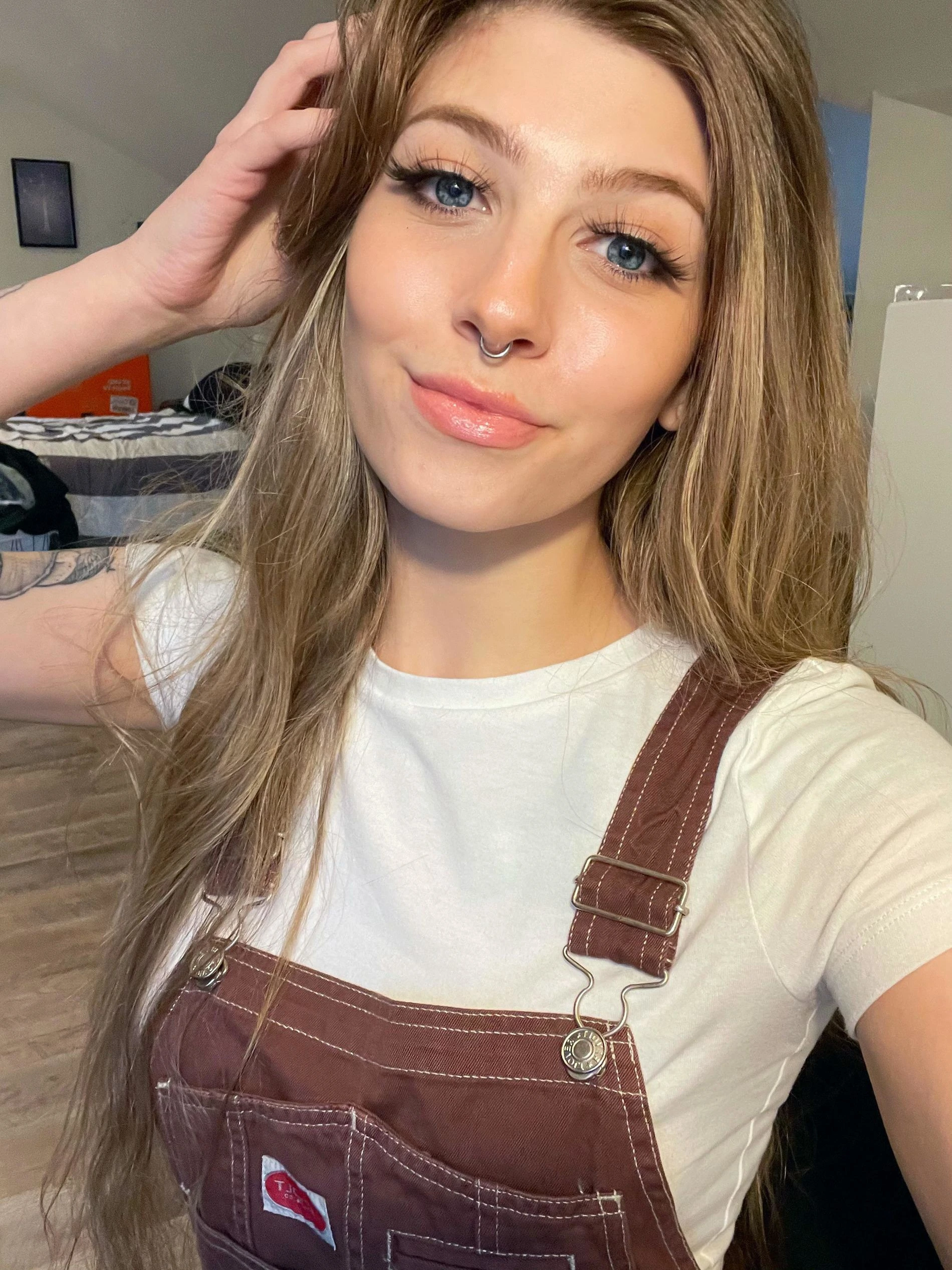 Sexy babe flaunts hot body and selfies on iPhone camera - Explicit amateur photo