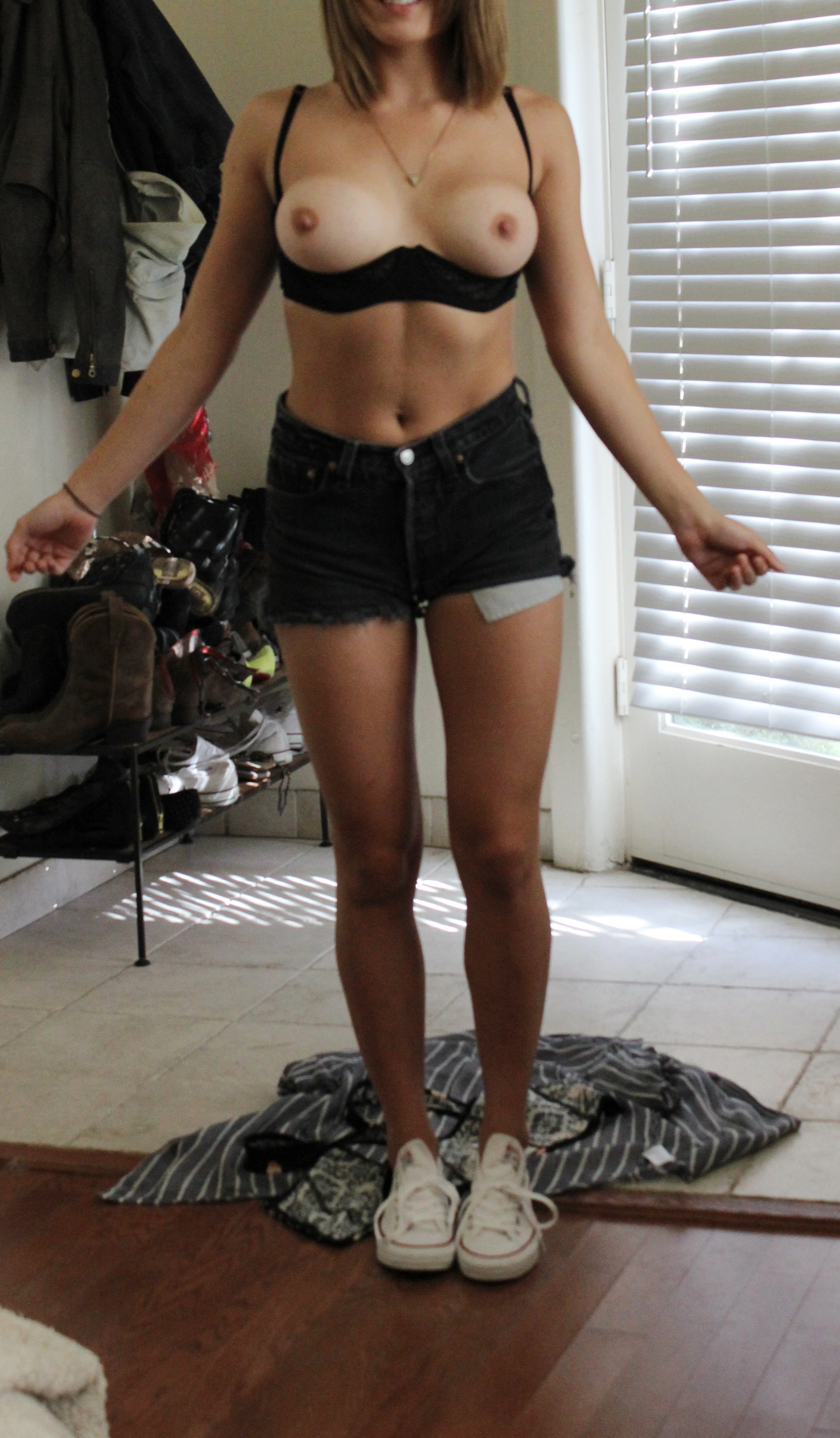 Hot Amateur Babe with Tight Body in Sexy Photoshoot
