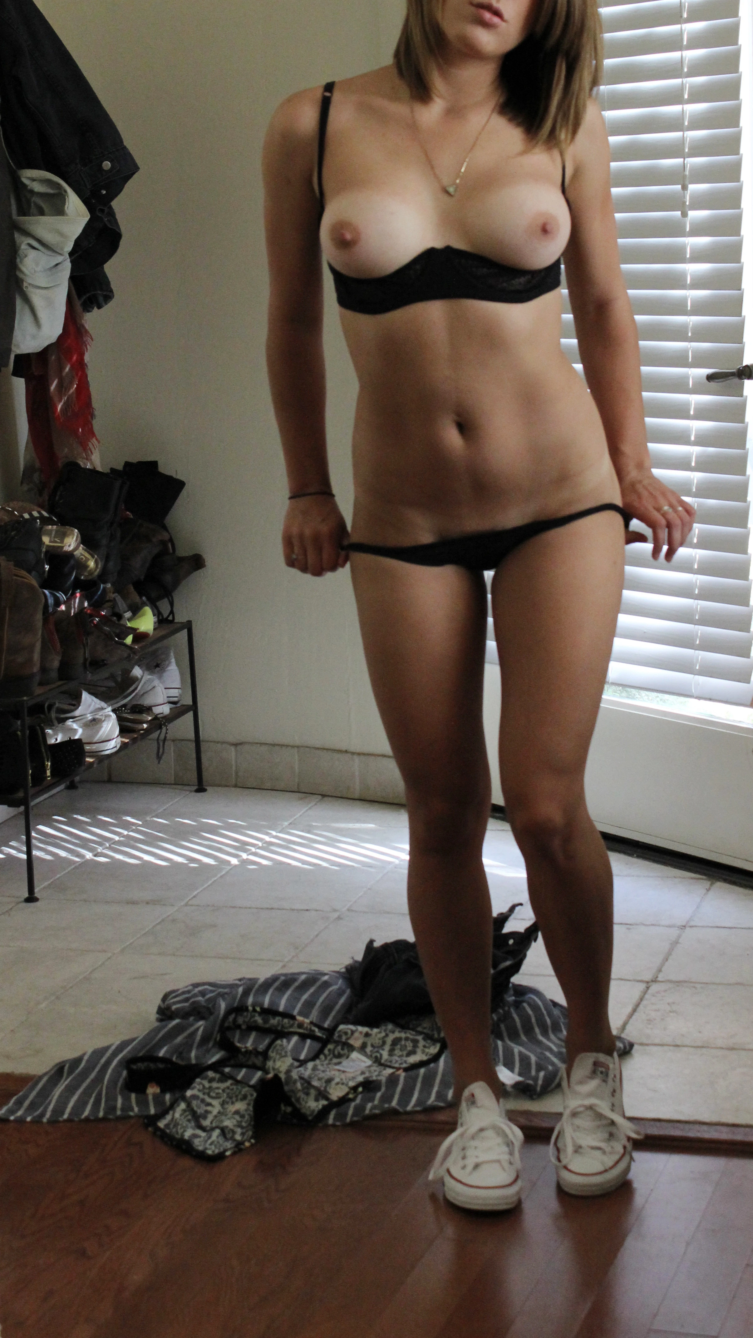 Hot Amateur Babe with Tight Body in Sexy Photoshoot