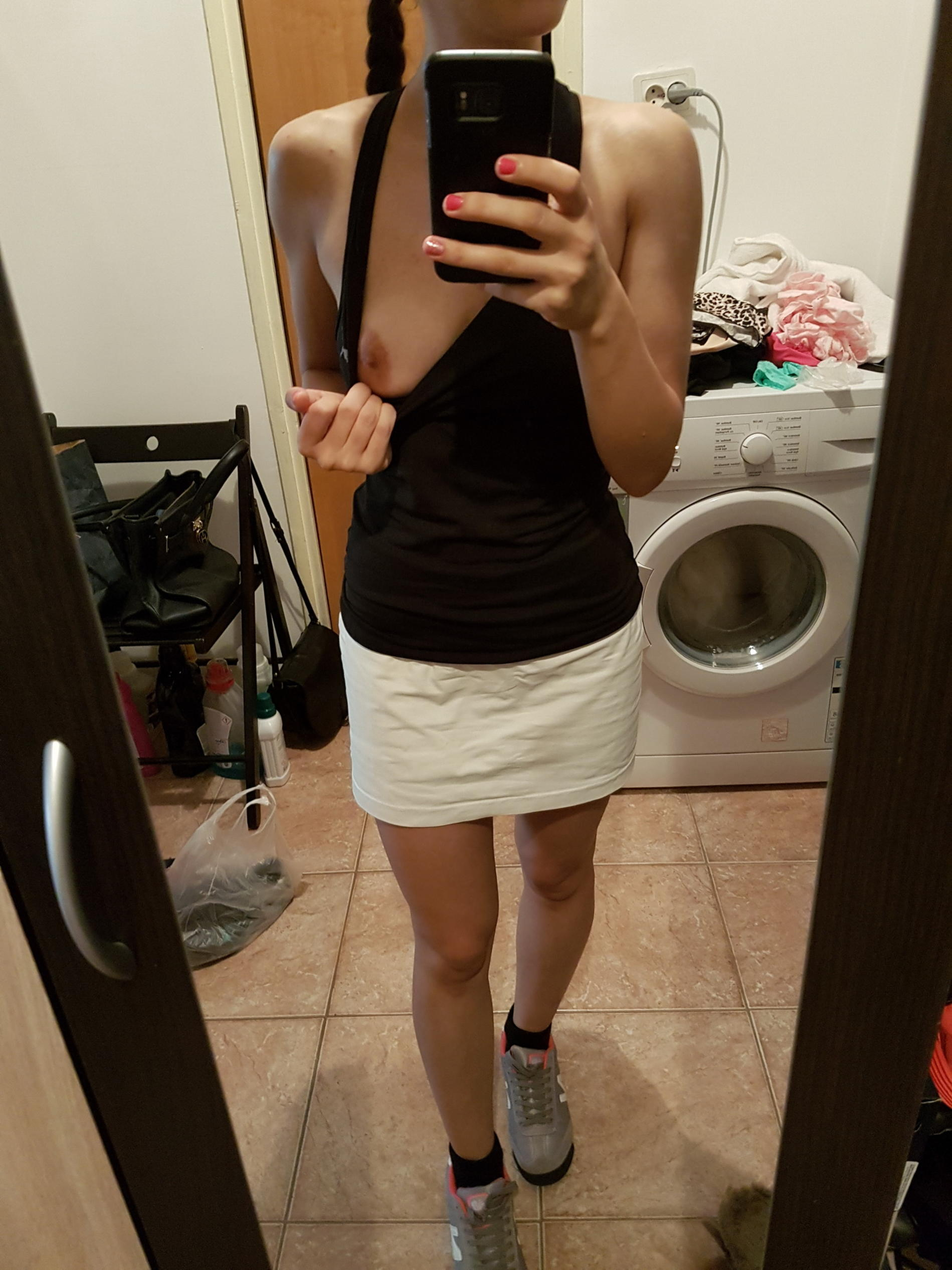 Sexy Mirror Selfies: Hot Babe Flaunting Her Charming Figure