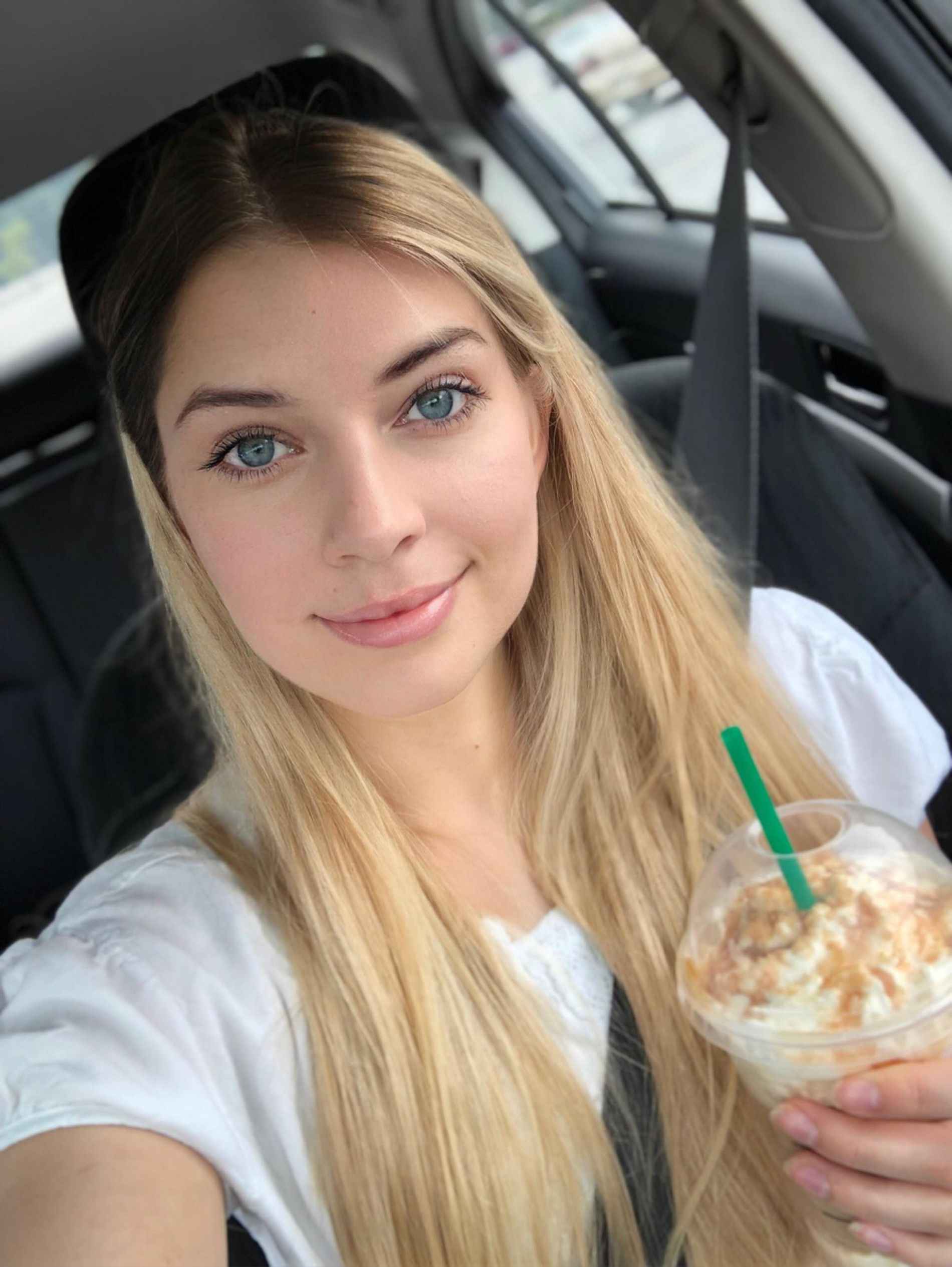 Amateur Selfie Slut Reveals Sexy Body in Explicit Photos