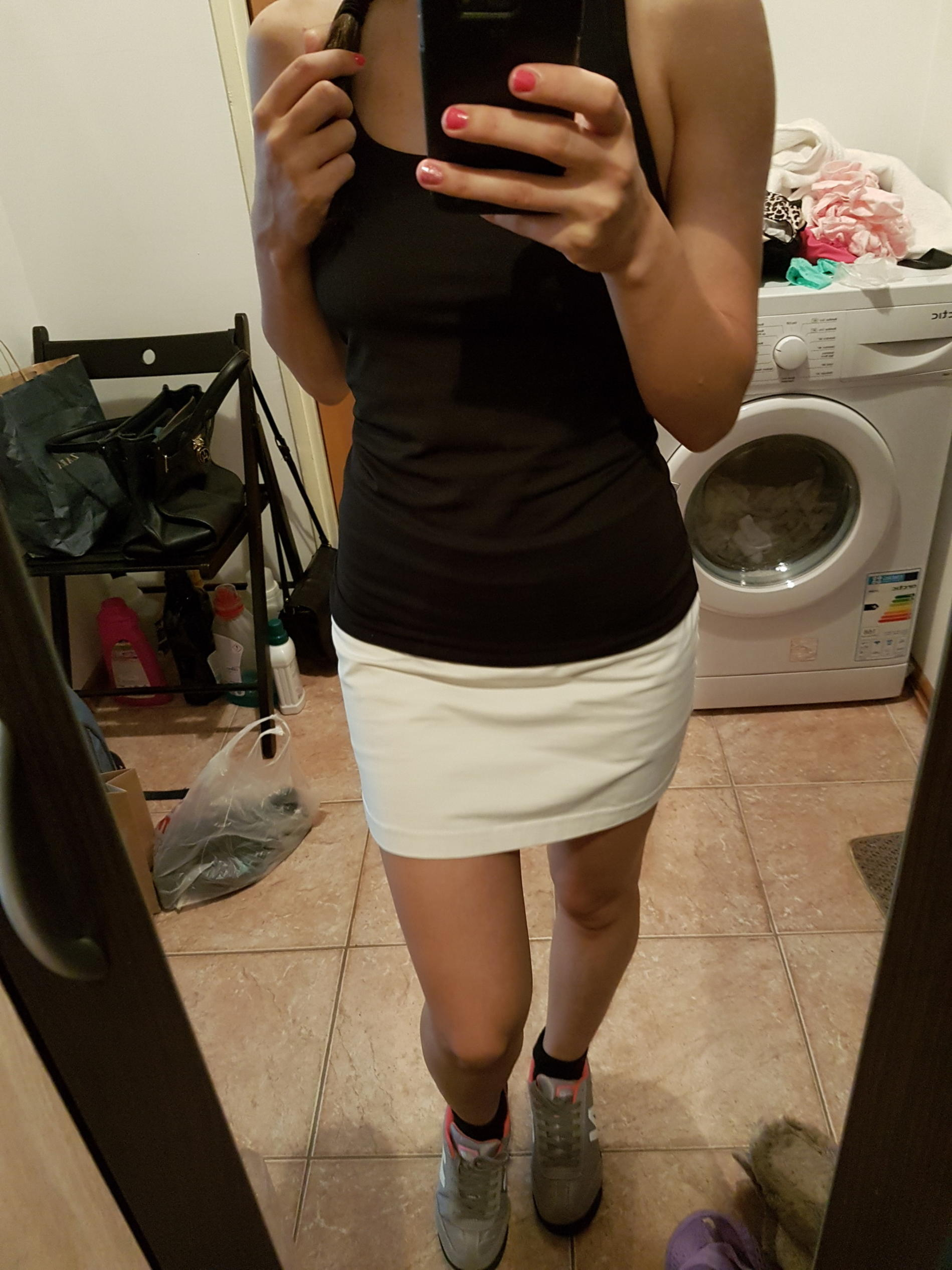 Sexy Mirror Selfies: Hot Babe Flaunting Her Charming Figure