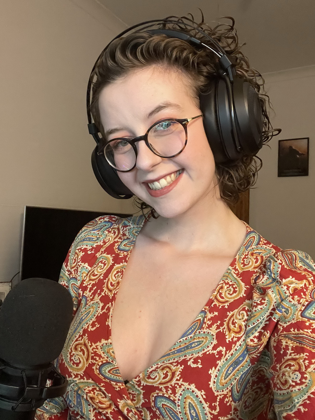 Curly-haired young cutie flaunts her naked body - Amateur explicit photo